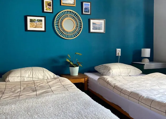 Cosy Mountain By The Pond